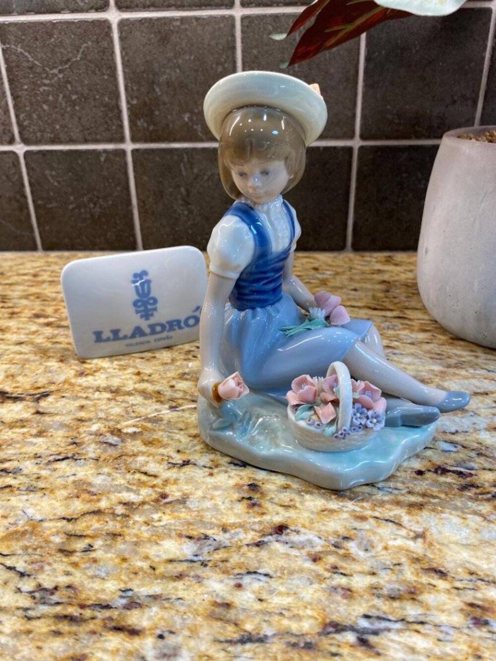 Lladro Porcelain Figurine "Girl with Wild Flowers" / Flower Basket #1287